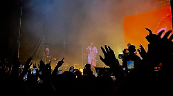A lezione di rap con Guè a L'Umbria che spacca: ritmo, rime e flow incendiano il main stage