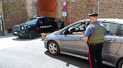 Si fingono forze dell'ordine ed entrano in casa degli anziani per rubare oro e soldi: denunciate 5 persone