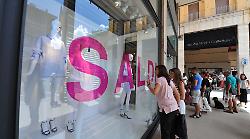 Saldi, partenza sprint anche a Perugia: l'indagine tra commessi e clienti al centro commerciale. Confcommercio: spesa di 203 euro a famiglia