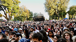 Umbria che spacca, finale col botto con Lucio Corsi: in migliaia in fila per il concerto che chiude la kermesse
