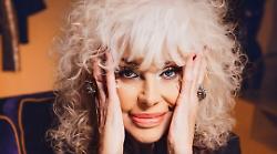 Donatella Rettore: "Giorgia è sopravvalutata. Negli anni '90 ho sofferto, il mio produttore mi ha tradita". L'intervista in occasione dei 70 anni