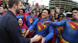 Conto alla rovescia per Superman, il film di James Gunn nelle sale dal 9 luglio. Per alcuni "il film è un disastro". Le prime critiche contrastanti