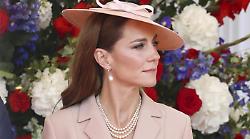 Kate Middleton accoglie Macron e tutti notano il look: c’è un omaggio nascosto alla Francia (e a Diana)
