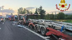 Orvieto, incidente tra mezzi pesanti in A1: cabina in bilico sulla scarpata, salvato l'autista