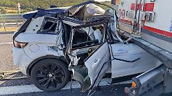 Auto tampona tir e si infila sotto al semirimorchio.  Paura per il seggiolino di un bambino trovato vuoto