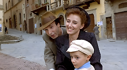 Benigni con La Vita è Bella rese Arezzo città eterna del cinema. Il set e le lacrime alla prima nazionale al Politeama, poi gli Oscar