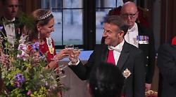 Macron strizza l’occhio a Kate Middleton: il gesto catturato al banchetto reale fa il giro del web