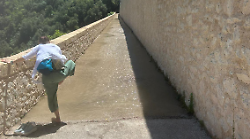 Turisti scalzi sul Ponte delle Torri di Spoleto: il simbolo della città allagato