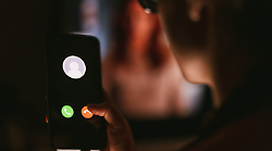 Perseguita la ragazza che lo aveva rifiutato inviandole diciottomila sms: condanna a 3 anni a stalker 18enne