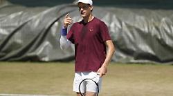 Sinner, l’allenamento scalzo prima della semifinale con Djokovic: sorprende Wimbledon ma c'è un perché
