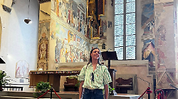 Lucio Corsi ad Arezzo visita gli affreschi di Piero della Francesca prima del concerto al Mengo