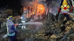 Amelia, fiamme in un annesso agricolo con 80 rotoballe e auto a GPL: notte di lavoro per i vigili del fuoco
