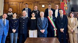 Il prefetto Zito in visita ufficiale firma il libro d’onore della città