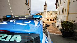 Gira mezzo nudo per il corso, molesta i passanti e aggredisce i poliziotti: scattano i domiciliari