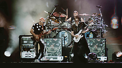 Umbria Jazz, SatchVai Band: le leggende del rock Joe Satriani e Steve Vai incendiano il Santa Giuliana 