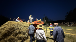 Città di Castello, torna la magia della battitura del grano sotto le stelle di Piosina: scopri l'evento e la tradizione contadina umbra
