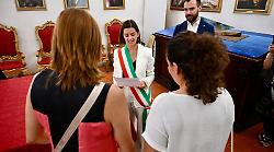 Doppia genitorialità, la sindaca Ferdinandi firma per cinque bambine figlie di tre coppie di mamme . "Dove esiste l'amore deve esserci anche la legge"