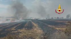 Incendio a San Martino in Colle, fiamme vicino alle abitazioni: in campo anche l’elicottero Drago

