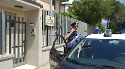Cannara, finge di voler comprare l'insalata e strappa la collana d'oro dal collo di un anziano: denunciata 39enne 
