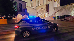 Tenta di entrare al Summer Festival senza biglietto e aggredisce le forze dell'ordine: denunciato 47enne