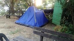 Perugia, piazzano la tenda nel parco. Residenti infuriati: "Ormai da 15 giorni campeggiano nella nostra area verde"