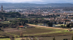 A 422 anni dalla costruzione si illumina l'acquedotto vasariano: led sui 52 archi. Storia dell'opera e costi dell'operazione
