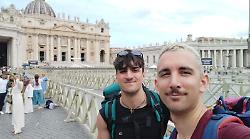 I due pellegrini Gabriele e Giacomo sono arrivati in piazza San Pietro a Roma dopo 300 chilometri di cammino