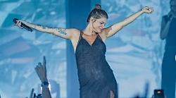 Alessandra Amoroso in concerto con Penelope Maria in grembo, stasera a Marsciano: i brani che canterà