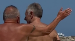 Bonolis si prende uno schiaffone in spiaggia: la reazione del conduttore, la scena diventa virale sui social. Chi è "l'aggressore"