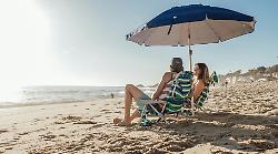 Vacanza al mare, quanto mi costi? Spiagge rincarate, ecco le mete dove si può risparmiare. In Toscana ombrelloni a oltre 40 euro al giorno