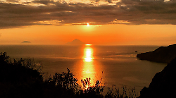 Lipari e le sue sei sorelle, la più arrabbiata sputa fuoco da secoli. Le Eolie e Stromboli, un mondo tra storia e fantasia