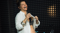 Alessandra Amoroso dimentica il testo della canzone e scoppia a ridere sul palco. "Ho dato il peggio di me"