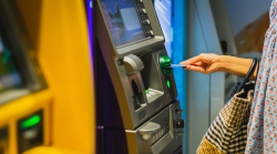 Adesca un anziano, poi gli ruba il bancomat e spende migliaia di euro: arrestata. Ricercato il complice