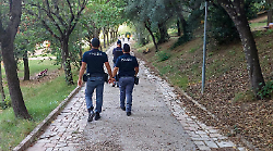 Buttata a terra e rapinata al parco: rintracciato e denunciato un uomo di 29 anni
