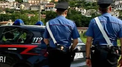 Donna in bilico sul davanzale rischia di cadere da 15 metri di altezza: salvata in extremis