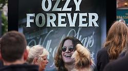 L'ultimo abbraccio commosso di Birmingham a Ozzy: la banda suona i Black Sabbath mentre accompagna il feretro