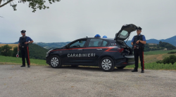Sorpresi con cocaina mentre fanno rifornimento: 21enne arrestato dai carabinieri e 47enne denunciato