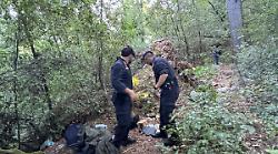 Terni, scatta il blitz dei carabinieri alla ricerca dei covi dei pusher. Armi e droga nei boschi di Miranda