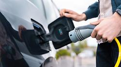 Nuovi incentivi per le auto elettriche in arrivo a settembre, 600 milioni per rottamare i veicoli inquinanti

