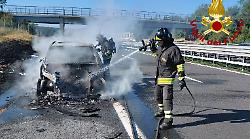 Auto in fiamme in A1, famiglia in vacanza riesce a mettersi in salvo. Code di 5 chilometri