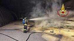 Incendio nella notte in un annesso agricolo. A fuoco attrezzature, un'auto e un capannone