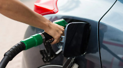 Benzina ancora in aumento, gasolio in lieve diminuzione  