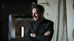 Dal Clitunno al Maggio Musicale: l’arte visionaria di Daniele Menghini conquista la scena lirica