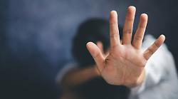 Sfonda la porta di casa, percuote il fratello, minaccia il nipote e aggredisce gli agenti: scatta il divieto di avvicinamento 