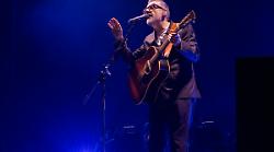 Brunori Sas in concerto alla Rocca Maggiore di Assisi per Suoni Controvento oggi 1 agosto. Domenica 3 agosto toccherà agli Afterhours