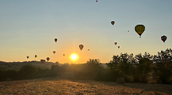 Oltre 50 mongolfiere colorano i cieli dell'Umbria all'alba: il patron Ralph Shaw svela i segreti e lo speciale primato dell'evento
