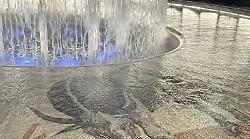 Terni, donna fa il bagno nella fontana di piazza Tacito e si scaglia contro gli agenti che cercano di fermarla