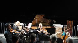 Le note di Schumann e il dj set a soli 100 metri di distanza, caos per il doppio-concerto
