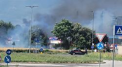 Incendio a Corvia, le fiamme minacciano distributore, gattile e canile