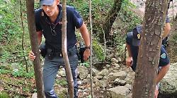 Terni, scatta il blitz antidroga della polizia. Nel mirino i covi dei pusher nascosti in mezzo ai boschi